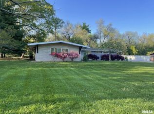 18 Deer Path Dr, Salem, IL 62881
