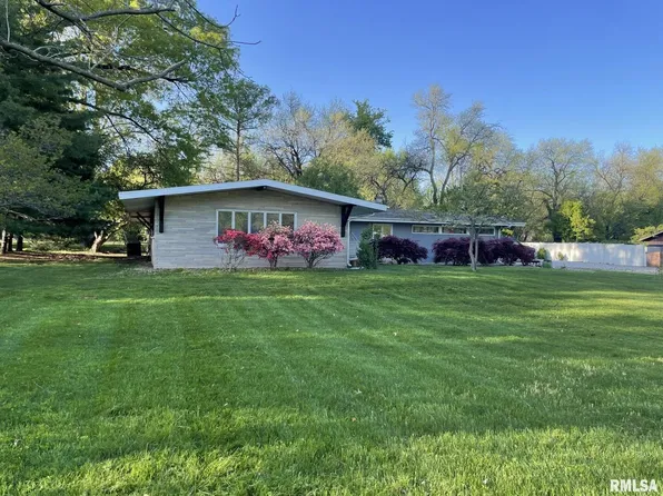 18 Deer Path Dr, Salem, IL 62881