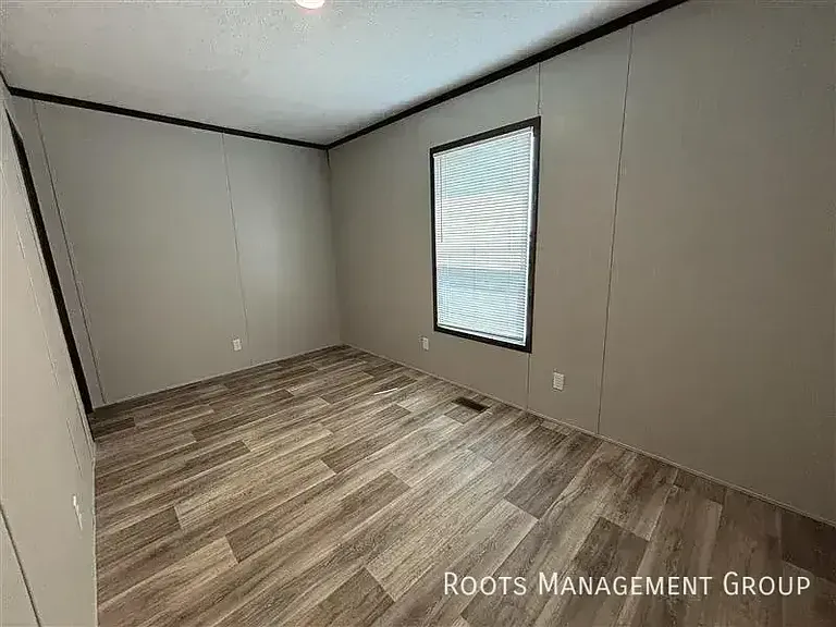 700 E 6th St #8 — Photo 14