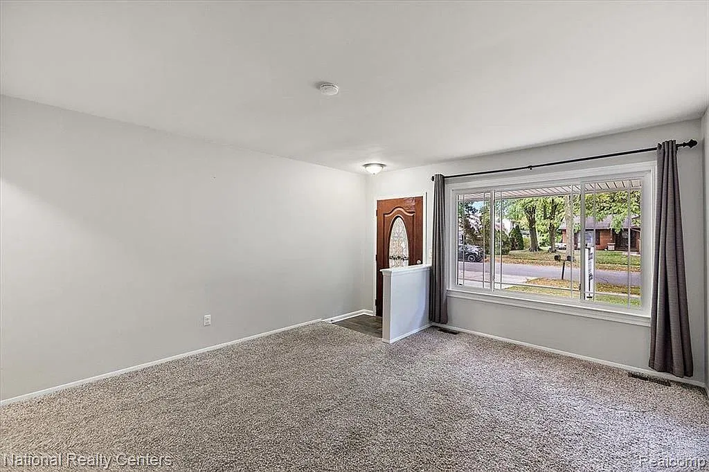 3 bed, 2.5 bath, 2344 sqft, $2,650 — Photo 2