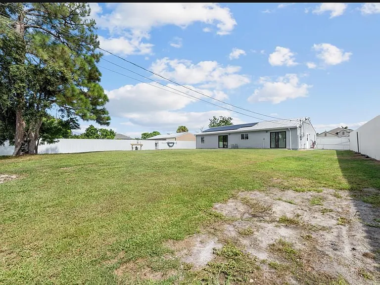 2216 SE Newcastle Ter — Photo 19