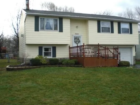 7045 Northview Dr, Lockport, NY 14094