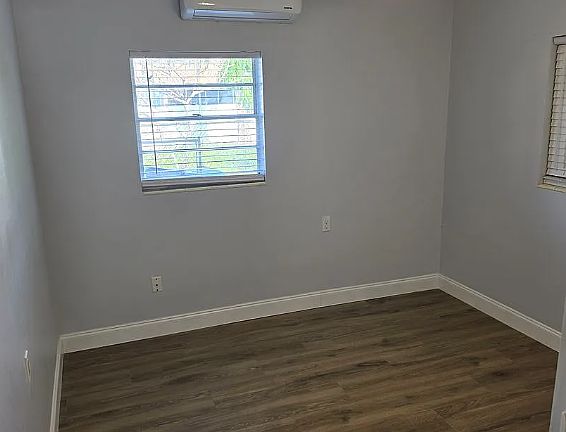 4th image of 1004 Catherine St