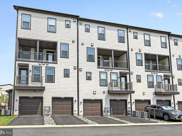 20957 Bluebird Sq — Photo 43