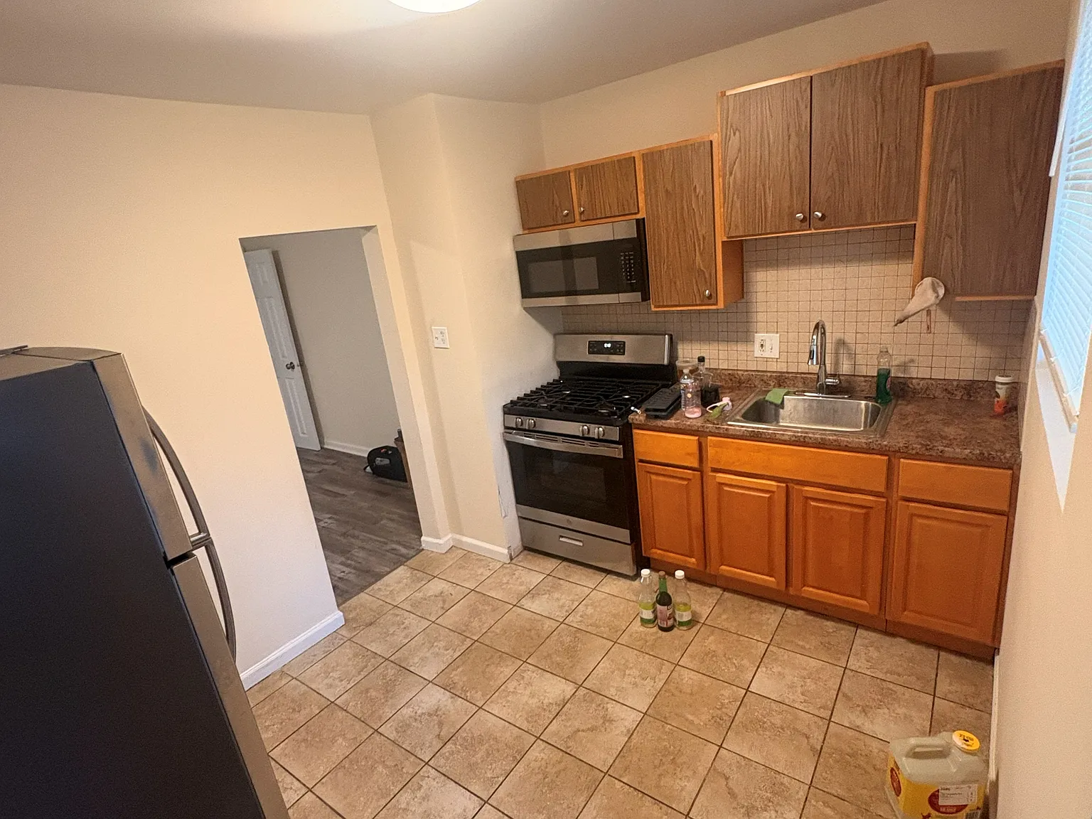 3 bed, 1.5 bath, 1560 sqft, $1,800 — Photo 4