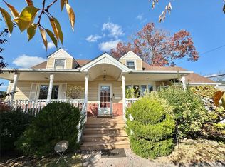 1635 Edro Ct, East Meadow, NY 11554