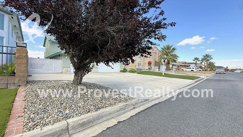 3 bed, 3.0 bath, 2727 sqft, $3,000 — Photo 3