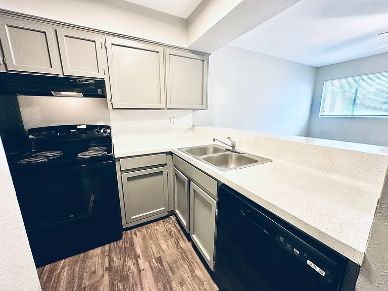 Awesome open Studio Apartments Close to Downtown — Photo 43