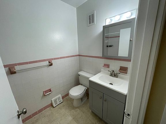 4th image of 10043 Jeanes St Floor 1