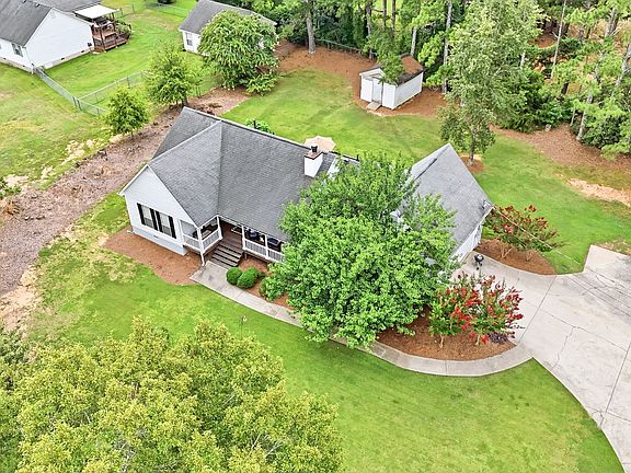 2nd image of 305 Annie Ln
