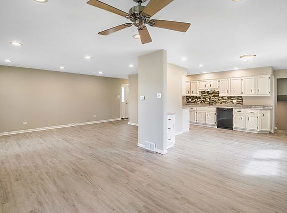 4th image of 828 E 193rd Pl