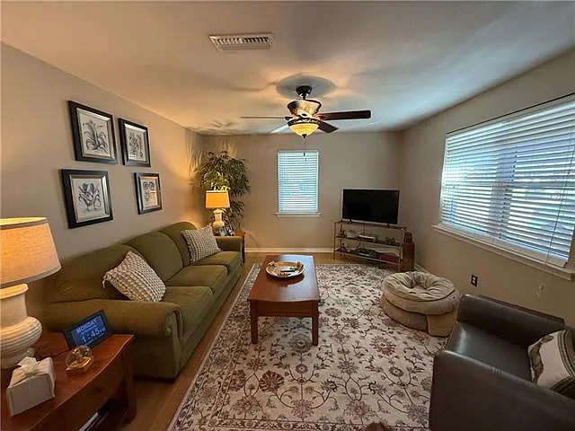 3 bed, 1.5 bath, 1420 sqft, $2,000 — Photo 2