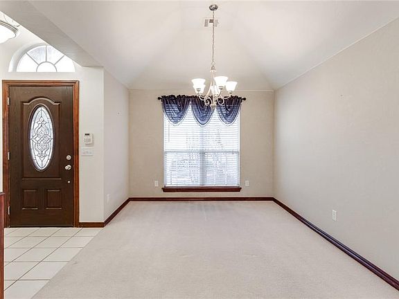 4th image of 2213 Oak Dr