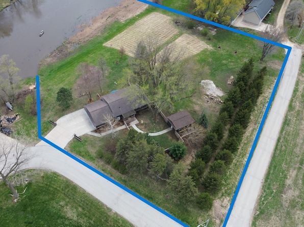 100 Cedar Dr, Waverly, IA 50677