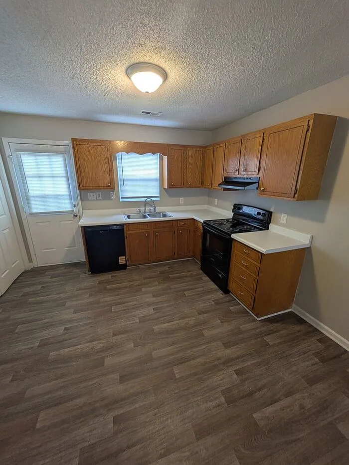 2 bed, 1.0 bath, $1,095 — Photo 3
