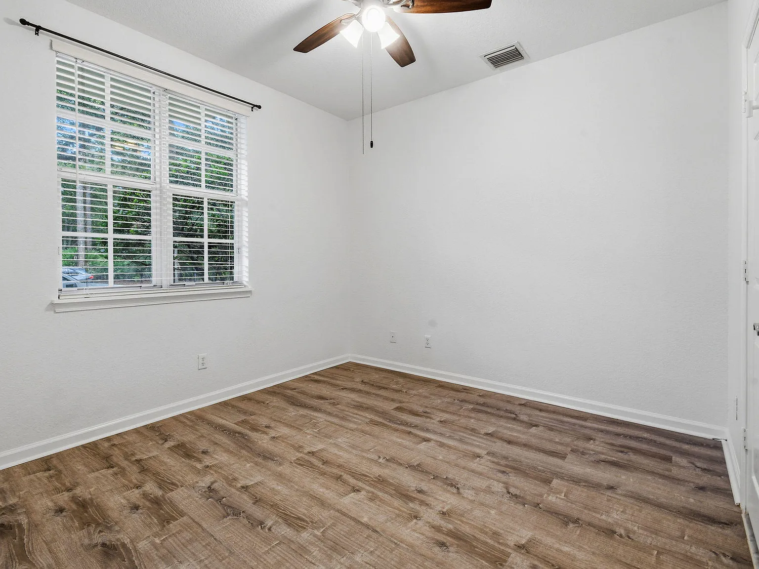 3 bed, 4.0 bath, 1700 sqft, $3,100 — Photo 3