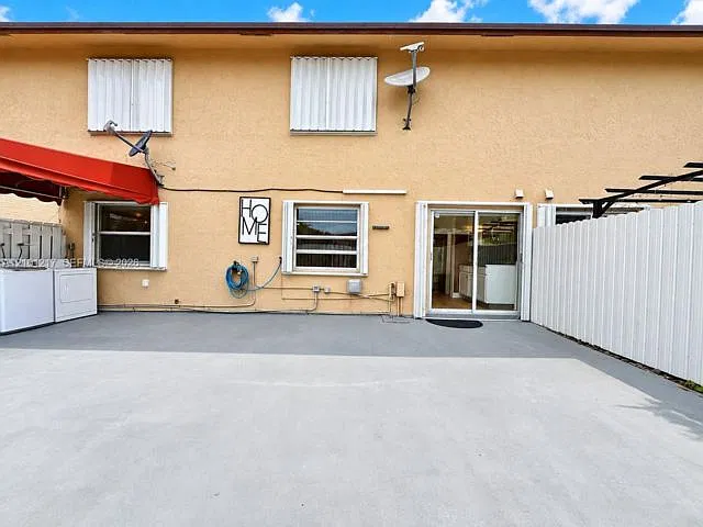 3 bed, 2.0 bath, 880 sqft, $2,700 — Photo 4