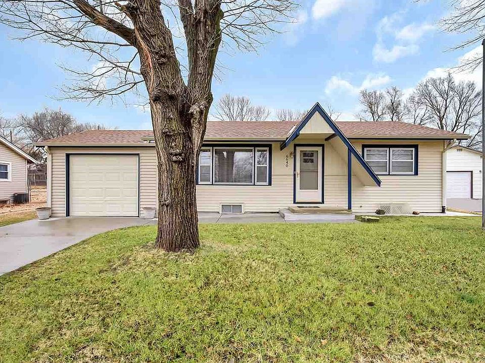 Vinyl siding and some frame siding.  Exterior newly painted prior to listing.