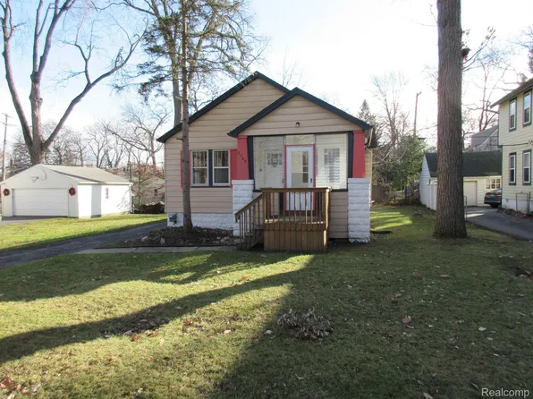 2149 Pontiac Dr, Sylvan Lake, MI 48320