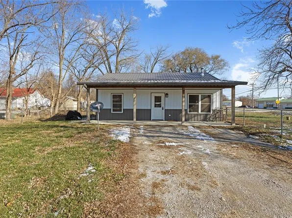 110 1st St, Holt, MO 64048