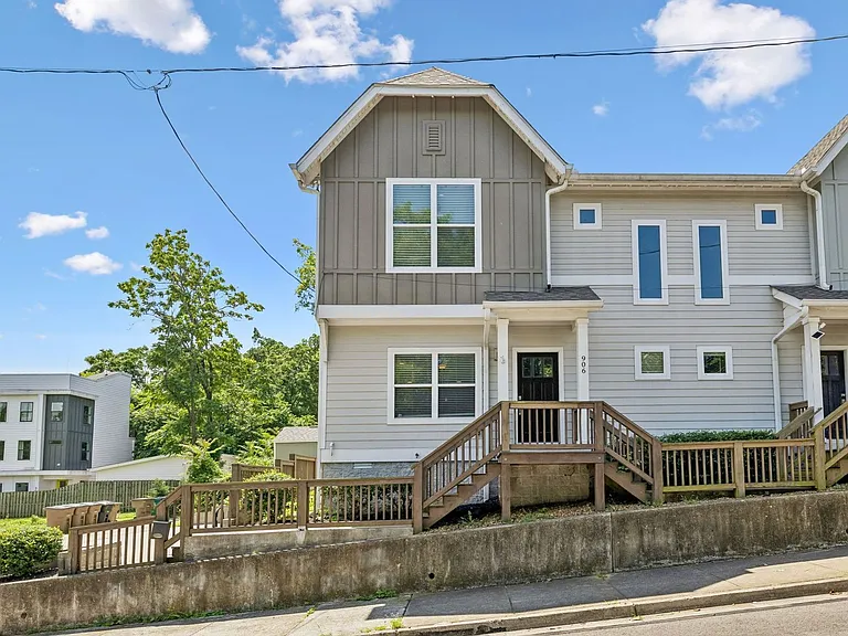 906 Smiley St — Photo 2