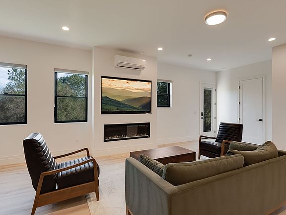 3rd image of 495 Encina Dr
