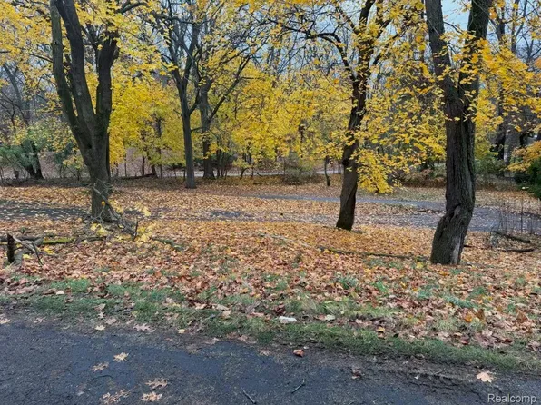 5050 Ponvalley Rd, Bloomfield Hills, MI 48302