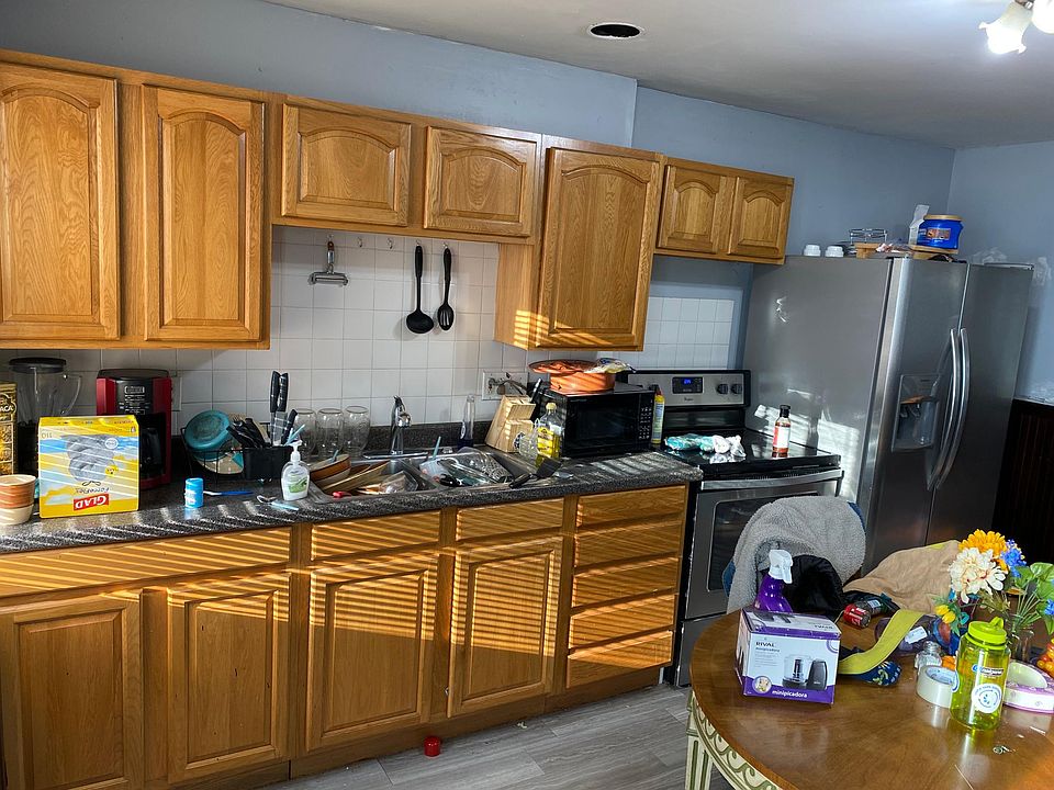 2nd image of 33 Parker St