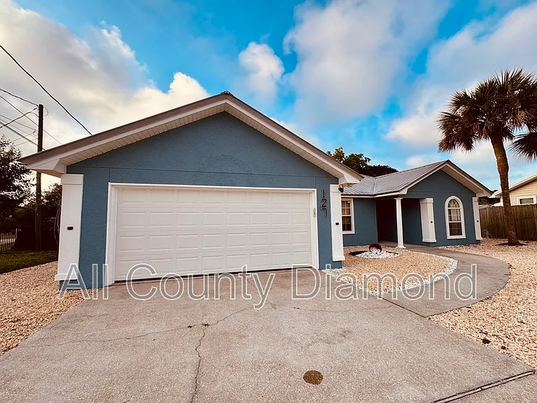 127 Heather Dr — Photo 2