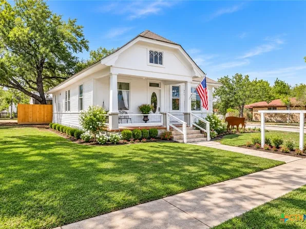 612 W Grand Ave, Yoakum, TX 77995