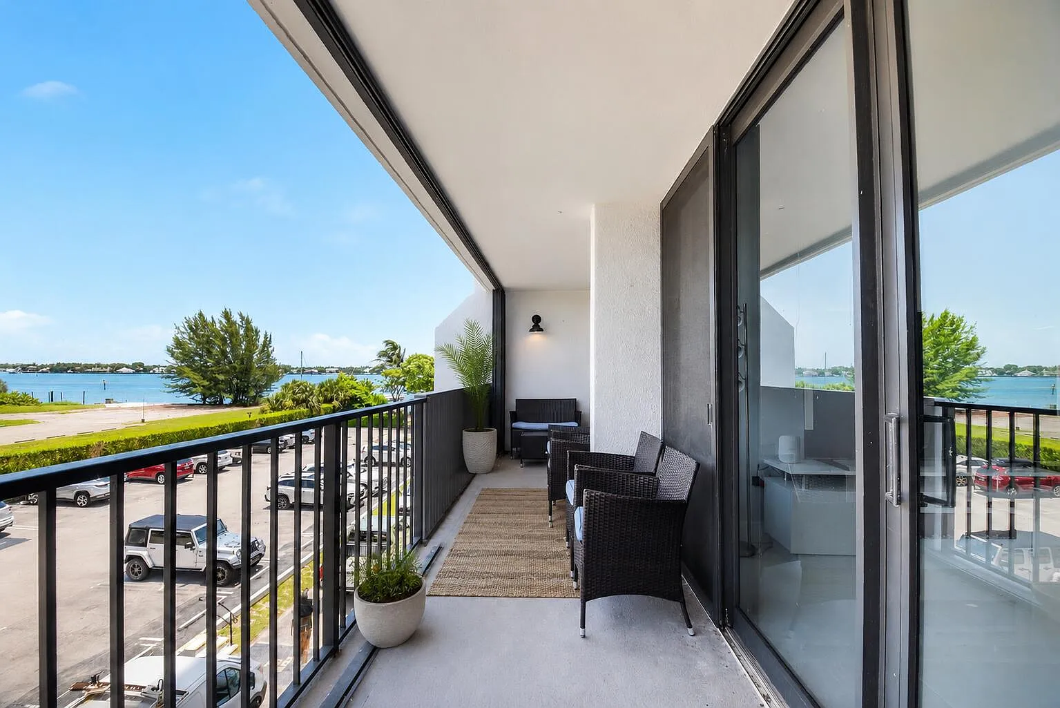 3 bed, 2.0 bath, 1215 sqft, $5,000 — Photo 3