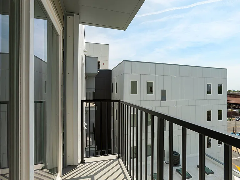Graduate Pointe — Photo 53