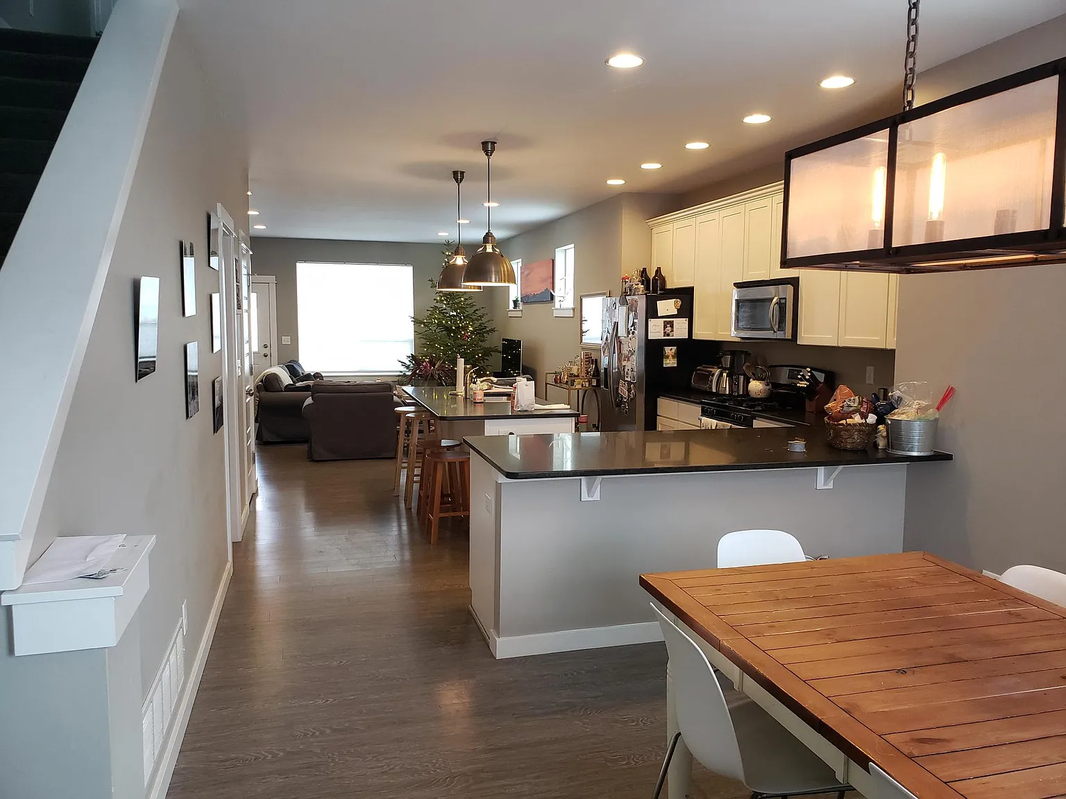 4 bed, 2.5 bath, 2356 sqft, $3,990 — Photo 2