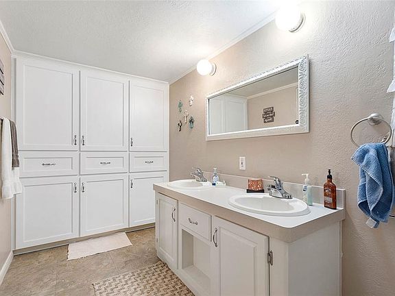 3rd image of 36 W Old Field Dr