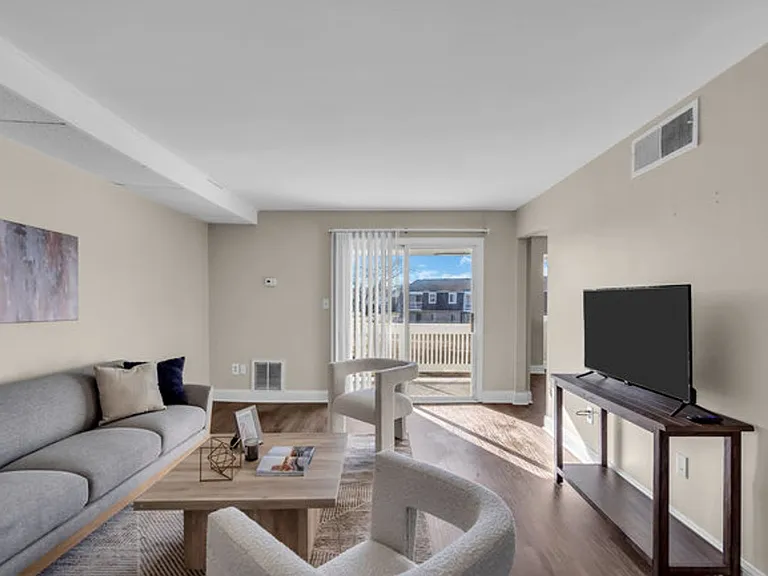 Chateau Apartments — Photo 44
