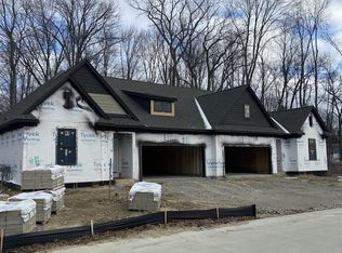 1061 Crestwyk Ln, Rochester, MI 48307