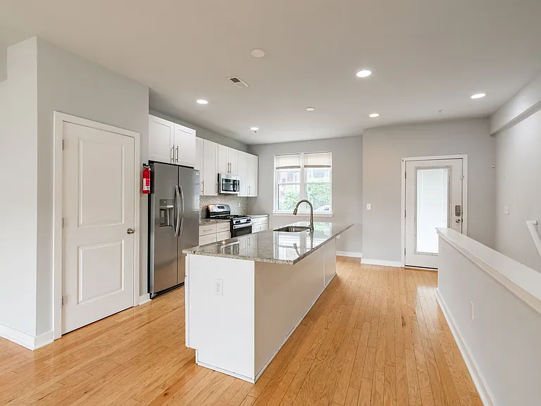 4124 Tower St — Photo 4