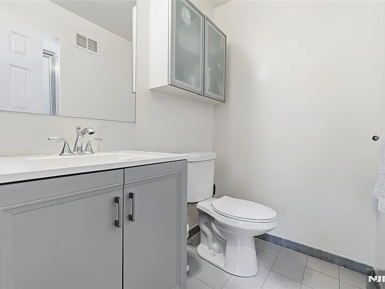 546 Windsor Dr — Photo 9