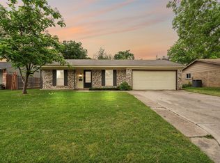 225 NW Wintercrest Rd, Burleson, TX 76028