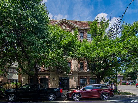 5th image of 1412 W Pratt Blvd #110