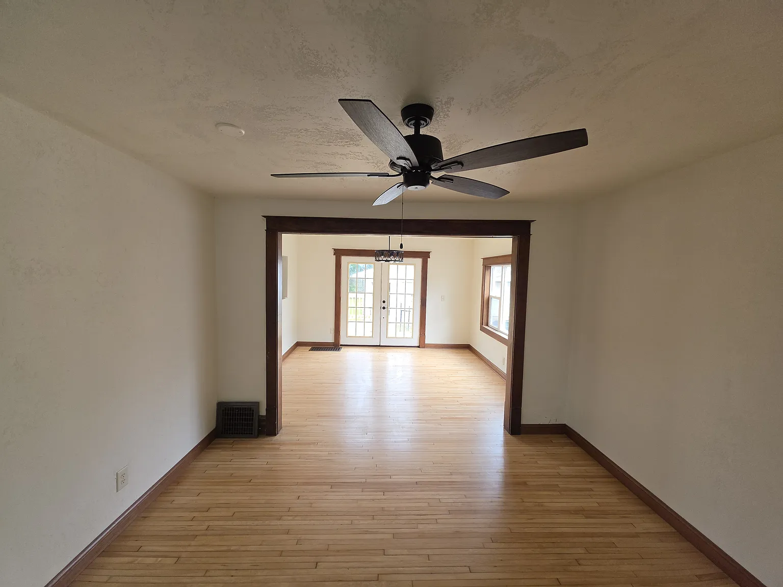 3 bed, 1008 sqft, $1,995 — Photo 2