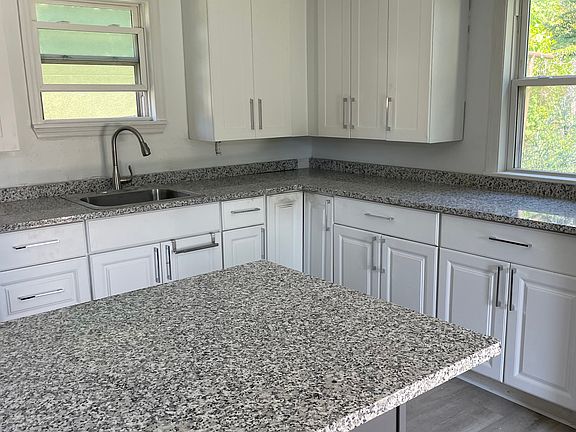 5th image of 2149 Dover St