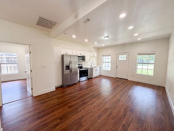 2nd image of 420 Bluebonnet Dr