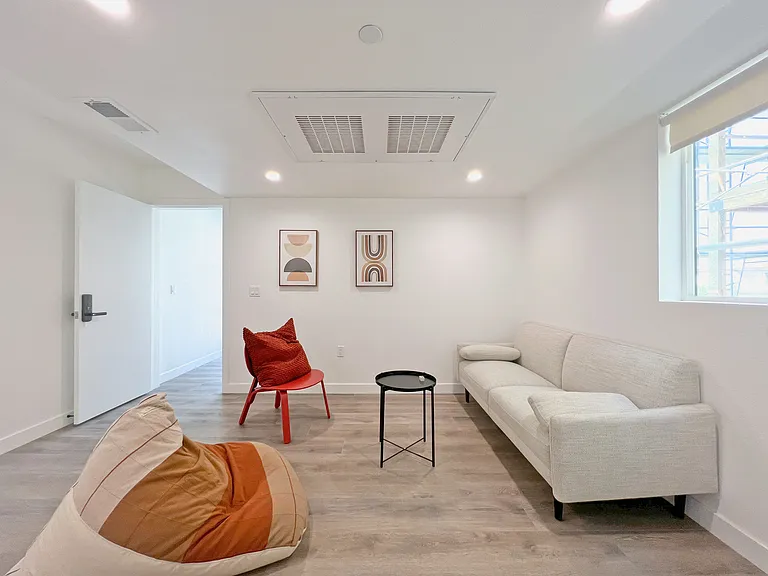 1368 W 35th St #8 — Photo 16