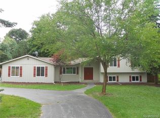 1201 Brewster Rd, Rochester Hills, MI 48306