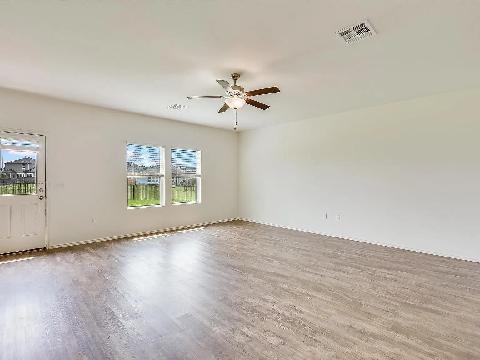 4 bed, 2005 sqft, $2,150 — Photo 3