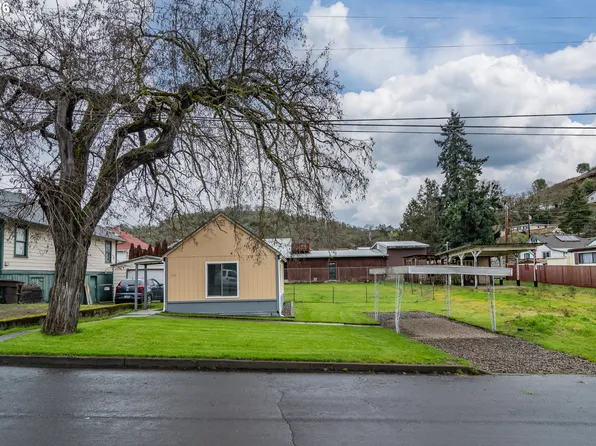 1047 NE Walnut St, Roseburg, OR 97470