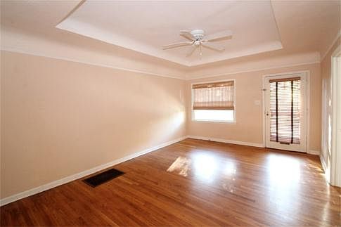 4th image of 4425 Arch St #27