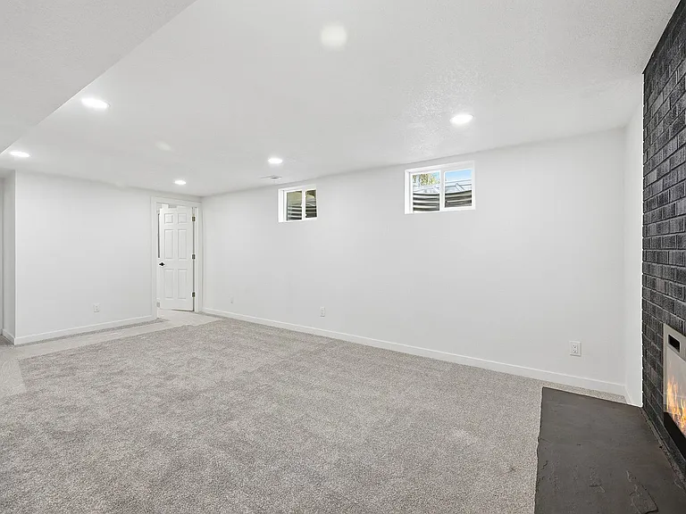 23 University Dr — Photo 24