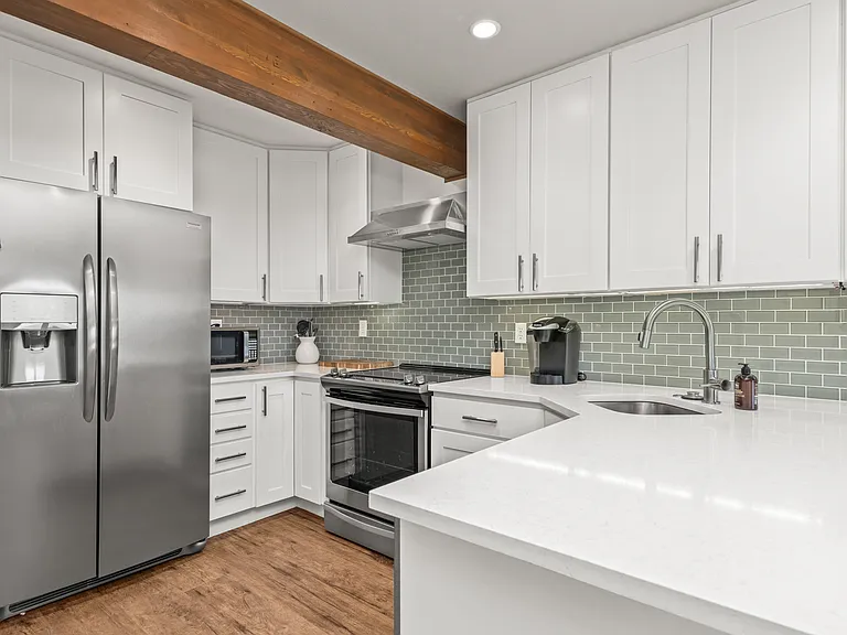 Main Level Kitchen - Electric Range